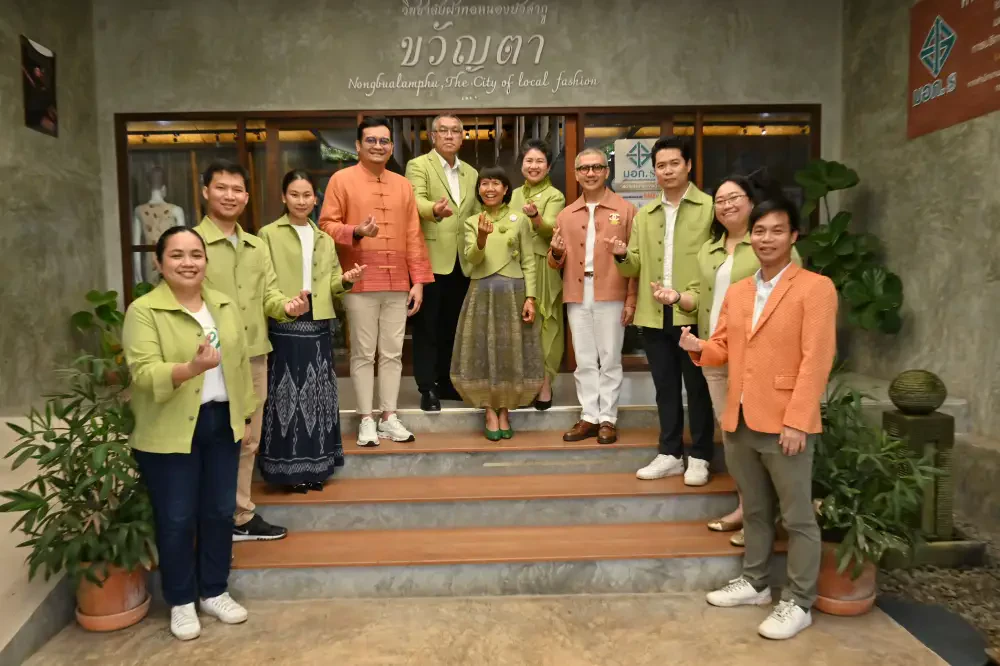 บางจากฯ ส่งต่อความสุขไม่สิ้นสุด ส่งต่อความยั่งยืน ต่อยอดจาก ‘ส่งเสริมผ้าไทย’ สู่ ‘การใช้พลังงานสะอาด’ มอบระบบผลิตไฟฟ้าจากพลังงานแสงอาทิตย์ให้วิชชาลัยผ้าทอหนองบัวลำภู