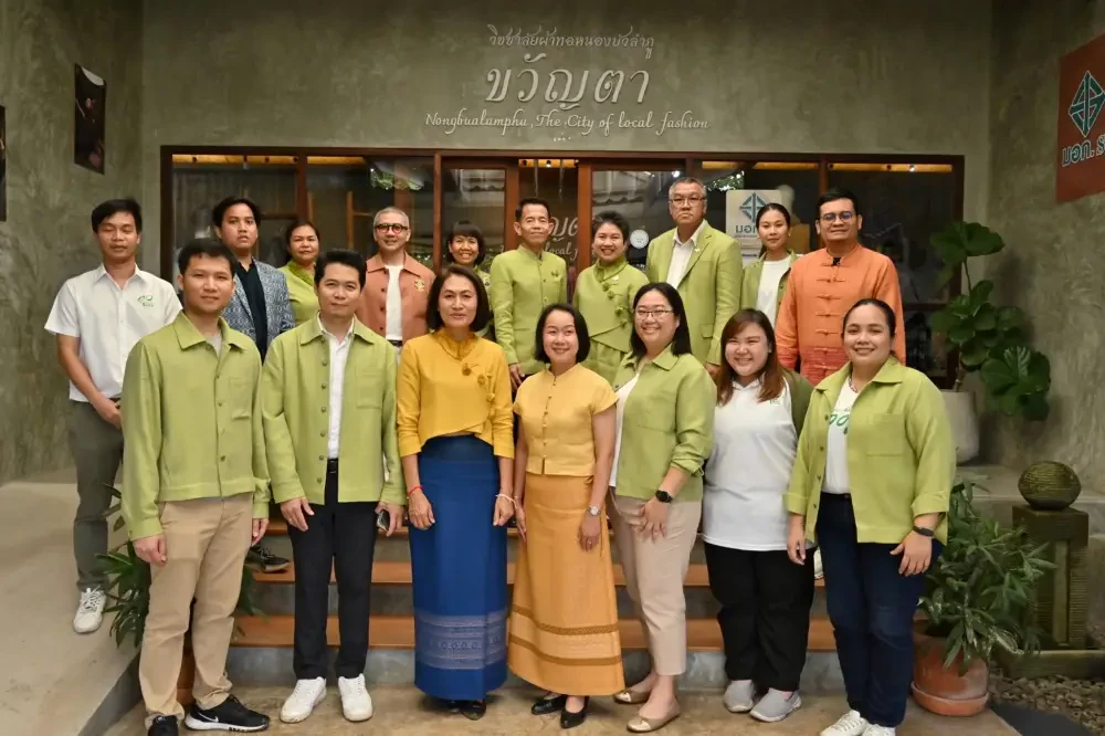 บางจากฯ ส่งต่อความสุขไม่สิ้นสุด ส่งต่อความยั่งยืน ต่อยอดจาก ‘ส่งเสริมผ้าไทย’ สู่ ‘การใช้พลังงานสะอาด’ มอบระบบผลิตไฟฟ้าจากพลังงานแสงอาทิตย์ให้วิชชาลัยผ้าทอหนองบัวลำภู