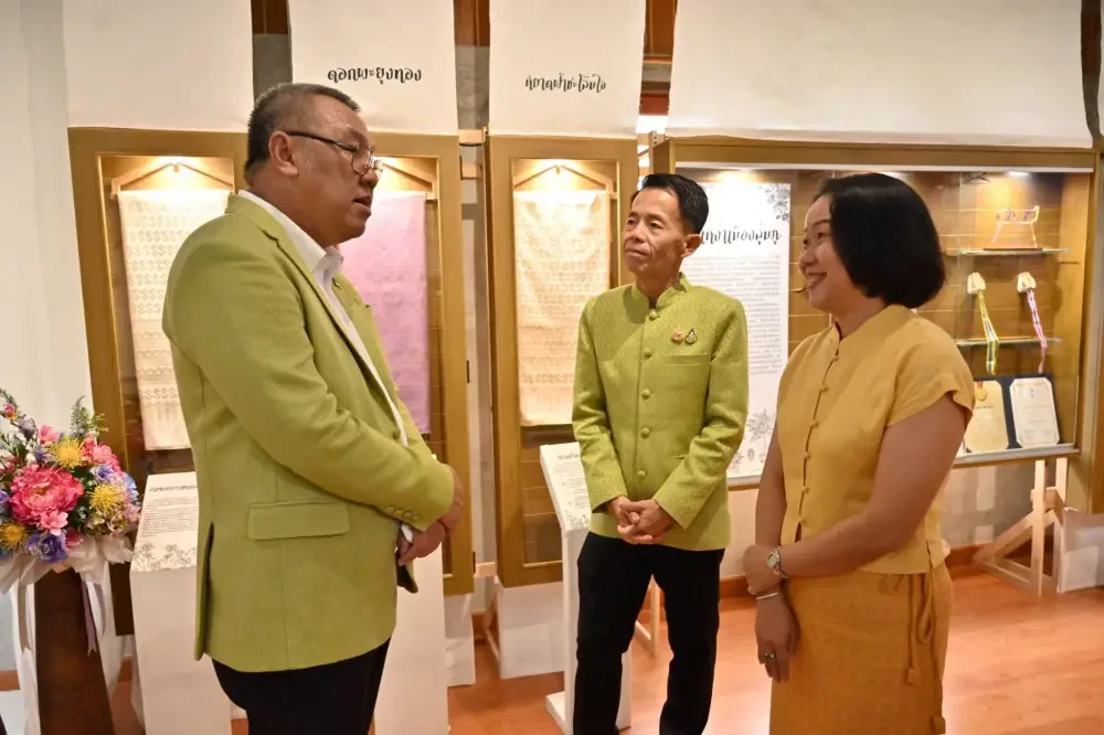 บางจากฯ ส่งต่อความสุขไม่สิ้นสุด ส่งต่อความยั่งยืน ต่อยอดจาก ‘ส่งเสริมผ้าไทย’ สู่ ‘การใช้พลังงานสะอาด’ มอบระบบผลิตไฟฟ้าจากพลังงานแสงอาทิตย์ให้วิชชาลัยผ้าทอหนองบัวลำภู