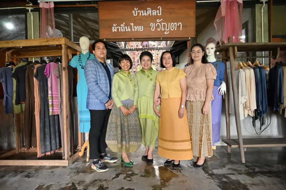 บางจากฯ ส่งต่อความสุขไม่สิ้นสุด ส่งต่อความยั่งยืน ต่อยอดจาก ‘ส่งเสริมผ้าไทย’ สู่ ‘การใช้พลังงานสะอาด’ มอบระบบผลิตไฟฟ้าจากพลังงานแสงอาทิตย์ให้วิชชาลัยผ้าทอหนองบัวลำภู
