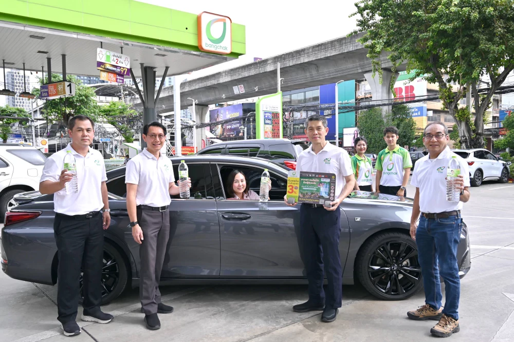 Bangchak and Customers Unite: One Million Bottles for Flood Relief