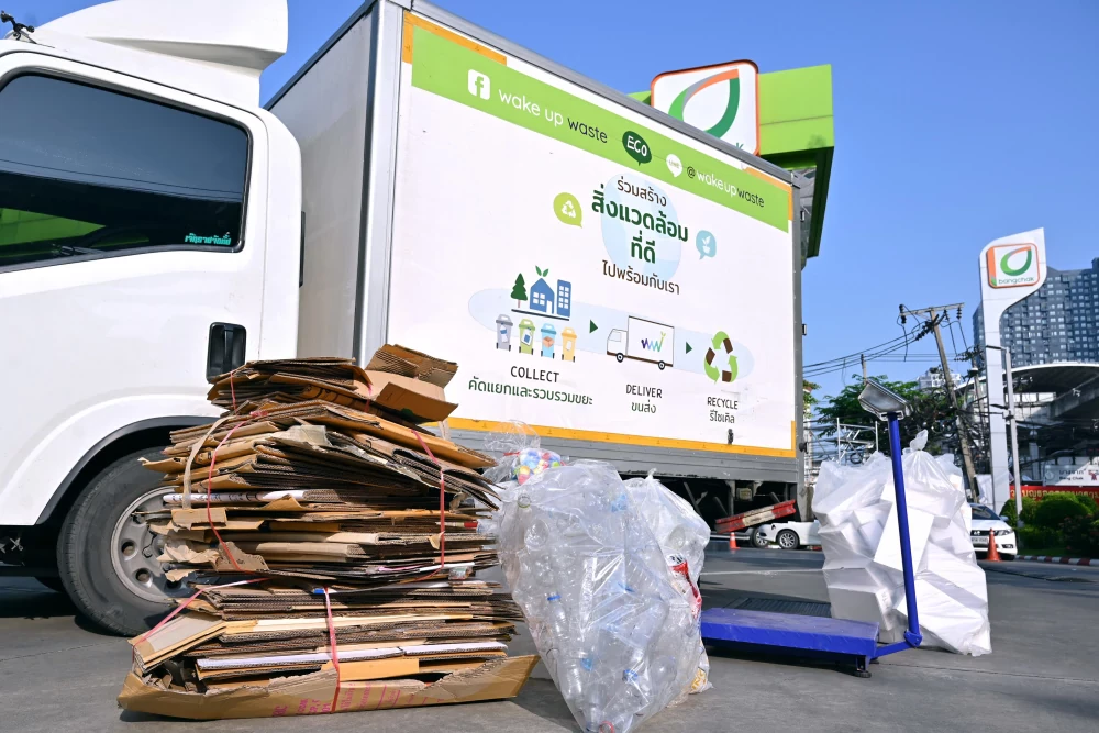 อีกหนึ่งก้าวกับ “ลดขยะต้นทางกับบางจากฯ” จับมือ SCGC นำ Wake Up Waste นำร่องเก็บขยะรีไซเคิลในสถานีบริการน้ำมันบางจาก 50 แห่ง