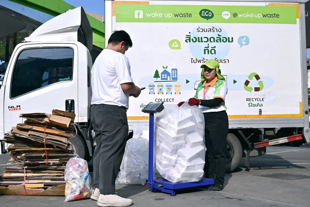 อีกหนึ่งก้าวกับ “ลดขยะต้นทางกับบางจากฯ” จับมือ SCGC นำ Wake Up Waste นำร่องเก็บขยะรีไซเคิลในสถานีบริการน้ำมันบางจาก 50 แห่ง